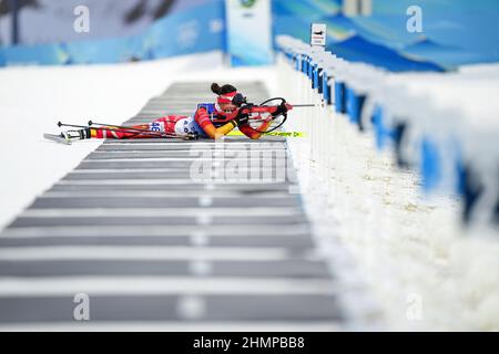 Zhangjiakou, province chinoise du Hebei. 11th févr. 2022. Chu Yuanmeng, de Chine, participe au sprint féminin de biathlon 7,5km au National Biathlon Centre de Zhangjiakou, dans la province de Hebei, dans le nord de la Chine, le 11 février 2022. Credit: Zhan Yan/Xinhua/Alay Live News Banque D'Images