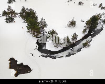 Ruisseau CrNi Rzav dans la vallée de la Vodice en hiver, montagne Zlatibor, Serbie. Vue aérienne Banque D'Images