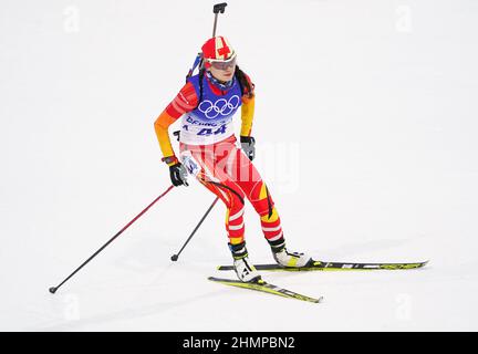Zhangjiakou, province chinoise du Hebei. 11th févr. 2022. Tang Jialin, de Chine, participe au sprint féminin de biathlon 7,5km au Centre national de biathlon de Zhangjiakou, dans la province de Hebei, dans le nord de la Chine, le 11 février 2022. Credit: Jiang Hongjing/Xinhua/Alay Live News Banque D'Images