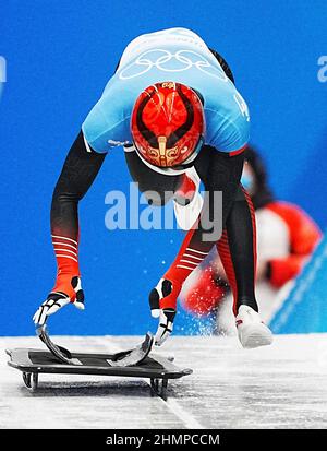 Pékin, Chine. 11th févr. 2022. Yin Zheng, de la Chine, participe à la compétition des hommes de skeleton lors des Jeux olympiques d'hiver de 2022 à Beijing au National Sliding Centre, dans le district de Yanqing, à Beijing, capitale de la Chine, le 11 février 2022. Crédit : He Changshan/Xinhua/Alay Live News Banque D'Images