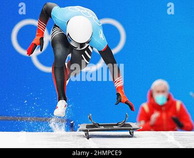Pékin, Chine. 11th févr. 2022. Yan Wengang, de la Chine, participe à la compétition des hommes de skeleton lors des Jeux olympiques d'hiver de Beijing 2022 au National Sliding Centre, dans le district de Yanqing, à Beijing, capitale de la Chine, le 11 février 2022. Crédit : He Changshan/Xinhua/Alay Live News Banque D'Images