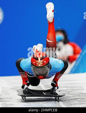Pékin, Chine. 11th févr. 2022. Yin Zheng, de la Chine, participe à la compétition des hommes de skeleton lors des Jeux olympiques d'hiver de 2022 à Beijing au National Sliding Centre, dans le district de Yanqing, à Beijing, capitale de la Chine, le 11 février 2022. Crédit : He Changshan/Xinhua/Alay Live News Banque D'Images