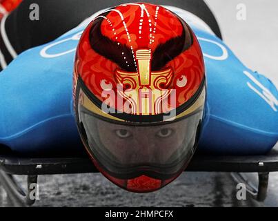 Pékin, Chine. 11th févr. 2022. Yin Zheng, de la Chine, participe à la compétition des hommes de skeleton lors des Jeux olympiques d'hiver de 2022 à Beijing au National Sliding Centre, dans le district de Yanqing, à Beijing, capitale de la Chine, le 11 février 2022. Crédit : He Changshan/Xinhua/Alay Live News Banque D'Images
