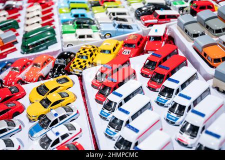 Petites voitures jouets sur le comptoir du magasin. Collecte automatique. Jouets pour garçons. Salzbourg, autriche - 7 novembre 2019 Banque D'Images