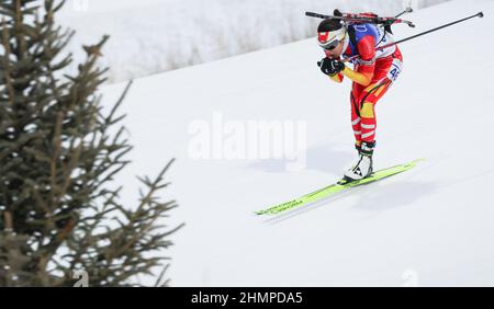 Zhangjiakou, province chinoise du Hebei. 11th févr. 2022. Chu Yuanmeng, de Chine, participe au sprint féminin de biathlon 7,5km au National Biathlon Centre de Zhangjiakou, dans la province de Hebei, dans le nord de la Chine, le 11 février 2022. Crédit : Ding Ting/Xinhua/Alay Live News Banque D'Images