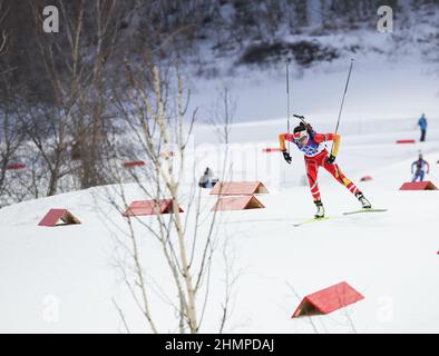 Zhangjiakou, province chinoise du Hebei. 11th févr. 2022. Chu Yuanmeng, de Chine, participe au sprint féminin de biathlon 7,5km au National Biathlon Centre de Zhangjiakou, dans la province de Hebei, dans le nord de la Chine, le 11 février 2022. Crédit : Ding Ting/Xinhua/Alay Live News Banque D'Images