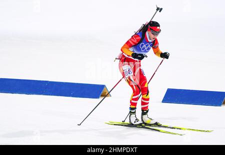 Zhangjiakou, province chinoise du Hebei. 11th févr. 2022. Ding Yuxin, de Chine, participe au sprint féminin de biathlon 7,5km au National Biathlon Centre de Zhangjiakou, dans la province de Hebei, dans le nord de la Chine, le 11 février 2022. Credit: Jiang Hongjing/Xinhua/Alay Live News Banque D'Images