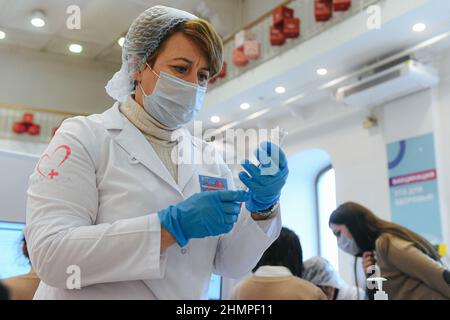 Moscou, Russie. 11th févr. 2022. Une infirmière prépare le vaccin Spoutnik V contre le COVID-19 dans le centre de vaccination du magasin DU DÉPARTEMENT GUM à Moscou, en Russie, le 11 février 2022. La Russie a enregistré 203 949 nouveaux cas de COVID-19 au cours des 24 dernières heures, soit la plus forte augmentation d'un jour à ce jour, portant le nombre national à 13 731 794, a déclaré vendredi le centre officiel de suivi et de réponse. Crédit: Bai Xueqi/Xinhua/Alay Live News Banque D'Images