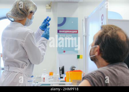 Moscou, Russie. 11th févr. 2022. Une infirmière prépare le vaccin Spoutnik V contre le COVID-19 dans le centre de vaccination du magasin DU DÉPARTEMENT GUM à Moscou, en Russie, le 11 février 2022. La Russie a enregistré 203 949 nouveaux cas de COVID-19 au cours des 24 dernières heures, soit la plus forte augmentation d'un jour à ce jour, portant le nombre national à 13 731 794, a déclaré vendredi le centre officiel de suivi et de réponse. Crédit: Bai Xueqi/Xinhua/Alay Live News Banque D'Images