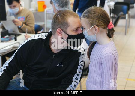 Moscou, Russie. 11th févr. 2022. Un homme joue avec sa fille avant de prendre le vaccin Spoutnik V contre le COVID-19 dans le centre de vaccination du magasin DE GUM à Moscou, en Russie, le 11 février 2022. La Russie a enregistré 203 949 nouveaux cas de COVID-19 au cours des 24 dernières heures, soit la plus forte augmentation d'un jour à ce jour, portant le nombre national à 13 731 794, a déclaré vendredi le centre officiel de suivi et de réponse. Crédit: Bai Xueqi/Xinhua/Alay Live News Banque D'Images