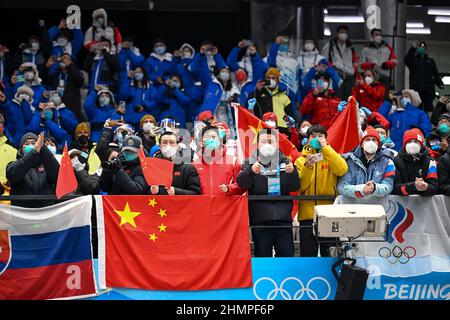 Pékin, Chine. 11th févr. 2022. Les membres du personnel chinois applaudissent pendant la chaleur des hommes du squelette aux Jeux olympiques d'hiver de 2022 à Beijing, au National Sliding Centre, dans le district de Yanqing, à Beijing, capitale de la Chine, le 11 février 2022. Credit: Jiang Wenyao/Xinhua/Alay Live News Banque D'Images