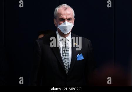 Le gouverneur Phil Murphy (démocrate du New Jersey) arrive au début d'un événement avec le vice-président des États-Unis, Kamala Harris, et Michael Regan, administrateur de l'Agence américaine de protection de l'environnement, où ils discutent du retrait des conduites d'eau de plomb de Newark à Newark, New Jersey, États-Unis, le 11 février 2022. Harris et les dirigeants élus du New Jersey ont célébré le projet de remplacement de la ligne de service principale de Newark qui a remplacé les tuyaux de plomb dangereux dans la ville et a mis en évidence le programme comme un modèle pour d'autres villes confrontées au même problème.Credit: Justin Lane/Pool via CNP /MediaPunch Banque D'Images