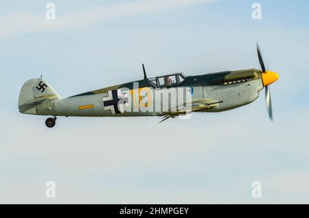 Hispano HA-1112 Buchon G-BWUE dans le film de la bataille d'Angleterre Messerschmitt Bf109 Me109 couleurs de l'avion de chasse allemand de la Luftwaffe. Vol Banque D'Images