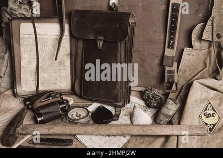 Outils de travail géologique sur le terrain:étui de carte, marteau géologique, boussole, loupe, couteau de poche, jumelles, blouson de tempête, carottage, échantillons de roche, t Banque D'Images