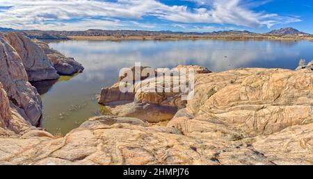 Vue depuis le sentier Red Bridge Trail sur le côté nord de Willow Lake, Prescott, Arizona, États-Unis Banque D'Images