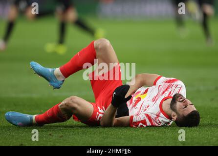 Leipzig, Allemagne. 11th févr. 2022. Football: Bundesliga, RB Leipzig - 1. FC Köln, Matchday 22, Red Bull Arena. Josko Gvardiol de Leipzig est blessé sur le terrain. Credit: Jan Woitas/dpa/Alay Live News Banque D'Images