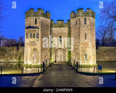 Porte d'entrée au Palais des évêques la nuit étant l'entrée aux jardins formels de Wells, Somerset, Royaume-Uni. Le Palais épiscopal a été construit en 13th Banque D'Images