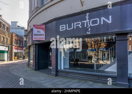 Vider les locaux de Burton à vendre ou à laisser, dans King's Lynn High Street. Banque D'Images