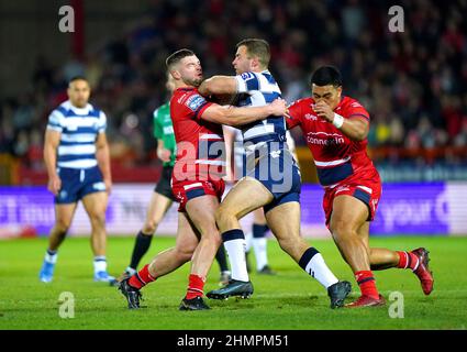 Iain Thornley (au centre) de Wigan Warriors est affronté par Matthew Storton de Hull KR et Albert Vete lors du match de la Super League de Betfred au stade de Craven Park de Sewell Group, à Hull. Date de la photo : vendredi 11 février 2022. Banque D'Images