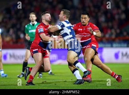 Iain Thornley (au centre) de Wigan Warriors est affronté par Matthew Storton de Hull KR et Albert Vete lors du match de la Super League de Betfred au stade de Craven Park de Sewell Group, à Hull. Date de la photo : vendredi 11 février 2022. Banque D'Images