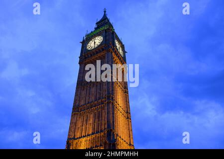 Vue à angle bas de Big Ben la nuit, Londres, Angleterre, Royaume-Uni Banque D'Images