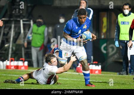 Stade Monigo, Trévise, Italie, 11 février 2022, Berlese Carlos (Italie) affronté par Matty Jones (Angleterre) pendant 2022 six nations de moins de 20 ans - Italie contre Angleterre - Rugby six nations match Banque D'Images