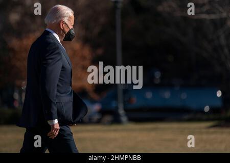 Washington DC, États-Unis. 11th févr. 2022. LE président AMÉRICAIN Joe Biden marche à bord de Marine One sur la pelouse sud de la Maison Blanche à Washington, DC, USA, le 11 février 2022. L'administration Biden avertit d'une invasion imminente de l'Ukraine par la Russie, probablement la semaine prochaine. Credit: Abaca Press/Alay Live News Banque D'Images