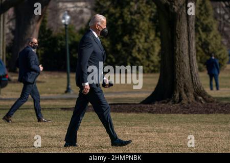 Washington DC, États-Unis. 11th févr. 2022. LE président AMÉRICAIN Joe Biden marche à bord de Marine One sur la pelouse sud de la Maison Blanche à Washington, DC, USA, le 11 février 2022. L'administration Biden avertit d'une invasion imminente de l'Ukraine par la Russie, probablement la semaine prochaine. Credit: Abaca Press/Alay Live News Banque D'Images
