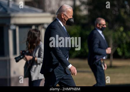 Washington DC, États-Unis. 11th févr. 2022. LE président AMÉRICAIN Joe Biden marche à bord de Marine One sur la pelouse sud de la Maison Blanche à Washington, DC, USA, le 11 février 2022. L'administration Biden avertit d'une invasion imminente de l'Ukraine par la Russie, probablement la semaine prochaine. Credit: Abaca Press/Alay Live News Banque D'Images