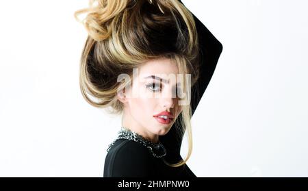 Belle fille avec les cheveux à la main. Coiffure. Coiffeur. Maquillage de mode. Bijoux. Salon de beauté. Banque D'Images