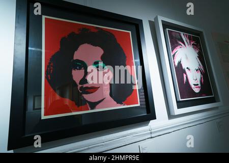 Madrid, Espagne. 11th févr. 2022. Vue d'un tableau de Liz au Palacio de Santa Bárbara, pendant l'exposition.l'exposition par Next Exhibition Company, prend une visite historique et professionnelle de l'artiste Andy Warhol, un voyage à travers l'Amérique en 50s, 60s et 70s. Avec la participation d'Art Motors et le soutien de la Chambre de commerce italienne, l'exposition sera ouverte au public du 12 février au 5 juin. Crédit : SOPA Images Limited/Alamy Live News Banque D'Images