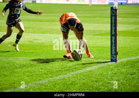 Castleford, Royaume-Uni. 11th févr. 2022. Le Derrell Olpherts de Castleford Tigers marque un essai à Castleford, au Royaume-Uni, le 2/11/2022. (Photo de Melanie Allatt/News Images/Sipa USA) crédit: SIPA USA/Alay Live News Banque D'Images