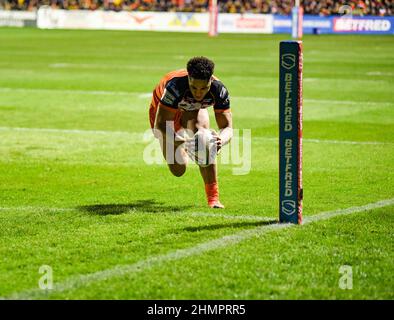 Castleford, Royaume-Uni. 11th févr. 2022. Le Derrell Olpherts de Castleford Tigers marque un essai à Castleford, au Royaume-Uni, le 2/11/2022. (Photo de Melanie Allatt/News Images/Sipa USA) crédit: SIPA USA/Alay Live News Banque D'Images