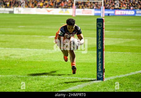 Castleford, Royaume-Uni. 11th févr. 2022. Le Derrell Olpherts de Castleford Tigers marque un essai à Castleford, au Royaume-Uni, le 2/11/2022. (Photo de Melanie Allatt/News Images/Sipa USA) crédit: SIPA USA/Alay Live News Banque D'Images