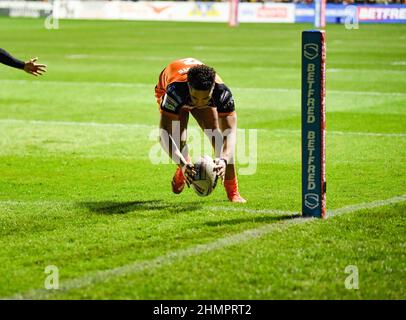 Castleford, Royaume-Uni. 11th févr. 2022. Le Derrell Olpherts de Castleford Tigers marque un essai à Castleford, au Royaume-Uni, le 2/11/2022. (Photo de Melanie Allatt/News Images/Sipa USA) crédit: SIPA USA/Alay Live News Banque D'Images