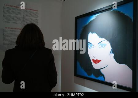 Madrid, Espagne. 11th févr. 2022. Vue d'un tableau de Diane von Fertenberg au Palacio de Santa Bárbara, pendant l'exposition.l'exposition de la prochaine compagnie d'exposition, prend une visite historique et professionnelle de l'artiste Andy Warhol, un voyage à travers l'Amérique en 50s, 60s et 70s. Avec la participation d'Art Motors et le soutien de la Chambre de commerce italienne, l'exposition sera ouverte au public du 12 février au 5 juin. (Photo par Atilano garcia/SOPA Images/Sipa USA) crédit: SIPA USA/Alay Live News Banque D'Images