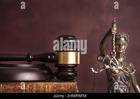 Concept de droit et de jugement. Figure de Lady Justice dans le bureau de notaire de près. Banque D'Images