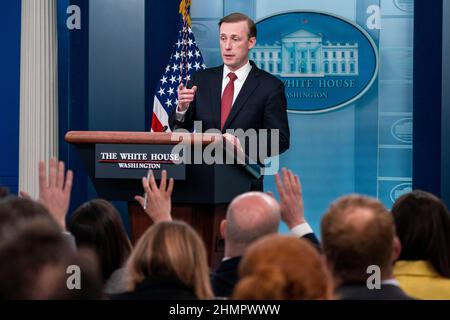 Washington, DC, États-Unis. 11th févr. 2022. Jake Sullivan, conseillère en sécurité nationale, répond aux questions des médias d'information au cours du briefing de presse quotidien à la Maison Blanche à Washington, DC, USA, 11 février 2022. Sullivan répond aux questions sur les rapports d'une invasion imminente de l'Ukraine par la Russie. Crédit : Shawn Thew/Pool via CNP/dpa/Alay Live News Banque D'Images