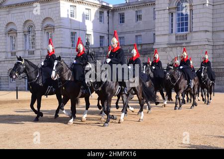 La cérémonie de changement de la Queen's Life Guard sur Horse Guards Parade, à proximité de Whitehall, Londres, Royaume-Uni, îles britanniques. Soldats du régiment de cavalerie à cheval, des Bleus et des Royals avec des tuniques bleus et des casques à plumed rouges. Les gardes de chevaux, nommés d'après les troupes qui ont protégé le souverain depuis la restauration du roi Charles II en 1660, sont aujourd'hui l'entrée officielle du Palais de Buckingham et du Palais Saint-Jacques. Banque D'Images