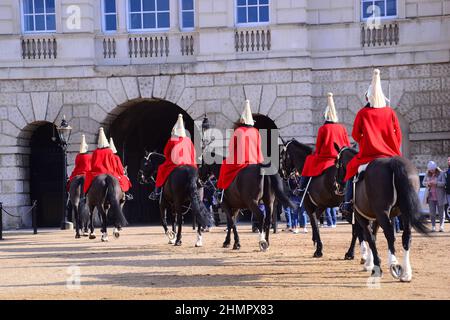 La cérémonie de changement de la Queen's Life Guard sur Horse Guards Parade, à proximité de Whitehall, Londres, Royaume-Uni, îles britanniques. Soldats du régiment de cavalerie de la maison, les gardes de vie, qui portent des tuniques rouges et des casques blancs à plumed. Les gardes de chevaux, nommés d'après les troupes qui ont protégé le souverain depuis la restauration du roi Charles II en 1660, sont aujourd'hui l'entrée officielle du Palais de Buckingham et du Palais Saint-Jacques. Banque D'Images