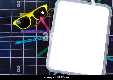 Panneau solaire photovoltaïque avec éléments de carnaval brésilien. Banque D'Images