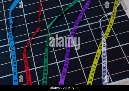 Panneau solaire photovoltaïque avec éléments de carnaval brésilien. Banque D'Images