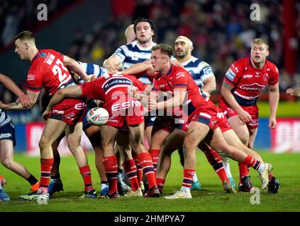 Jez Litten, de Hull KR, jette le ballon pendant le match de la Super League de Betfred au stade Sewell Group Craven Park, à Hull. Date de la photo : vendredi 11 février 2022. Banque D'Images