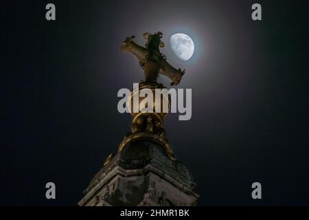 Londres, Royaume-Uni. 11th févr. 2022. Météo au Royaume-Uni : la lune Gibbous à 79,7 % de cire continue sa montée au-dessus de la cathédrale Saint-Paul dans l'air froid de la soirée à 18:00. Credit: Guy Corbishley/Alamy Live News Banque D'Images