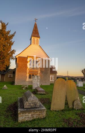 La lune au-dessus de l'église Saint-Margare Ifield près de Gravesend au coucher du soleil en hiver Banque D'Images