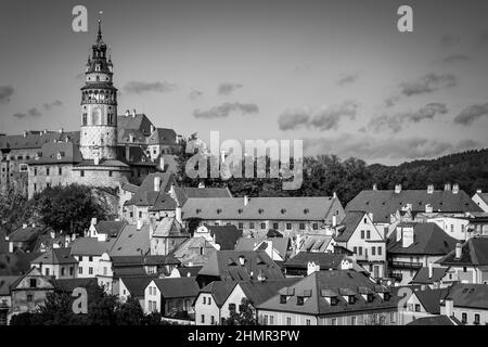 Cesky Krumlov en République tchèque. Vue panoramique en noir et blanc de la vieille ville, paysage urbain Banque D'Images