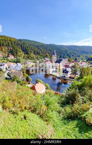 Rozmberk nad Vltavou - Paysage avec la vieille petite ville en Tchéquie Banque D'Images