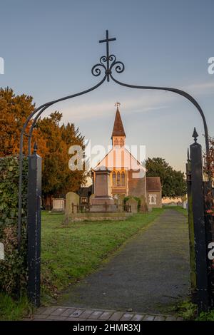 La lune au-dessus de l'église Saint-Margare Ifield près de Gravesend au coucher du soleil en hiver Banque D'Images