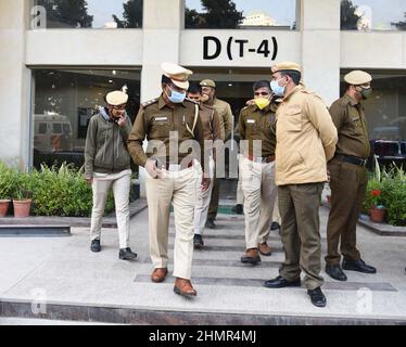 Gurugram, Inde. 11th févr. 2022. GURUGRAM, INDE - FÉVRIER 11 : le personnel de police enquête à Chintels Paradiso dans le secteur 109 le 11 février 2022 à Gurugram, Inde. Au moins deux personnes sont mortes et plusieurs sont craints d'être piégés alors que les planchers des appartements se sont effondrés dans le complexe de logements de Gurugram la nuit dernière. (Photo de Vipin Kumar/Hindustan Times/Sipa USA) crédit: SIPA USA/Alay Live News Banque D'Images