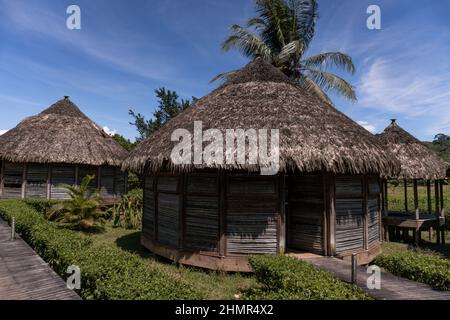 Une maison 'Tambo' de la communauté autochtone Embera Kipara le 4 juillet 2021 à Nuqui - Choco, Colombie Banque D'Images